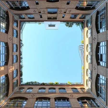 Apartamento The Melchior, Luxury Industry Loft In Mitte, Group & Family Friendly, 2 Bath Rooms, Big Dining Table, Ideal For 4 - 6 Guests Berlim