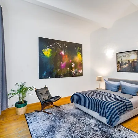 The Melchior, Luxury Industry Loft In Mitte, Group & Family Friendly, 2 Bath Rooms, Big Dining Table, Ideal For 4 - 6 Guests דירה
